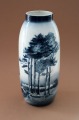 Vāze ar priedem, Vācija, gleznojums, porcelāns, h 25 cm; d 10 cm 