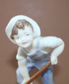 Zēns dārzā, Anglija, porcelāns, h 16.5 cm