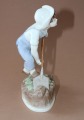 Zēns dārzā, Anglija, porcelāns, h 16.5 cm