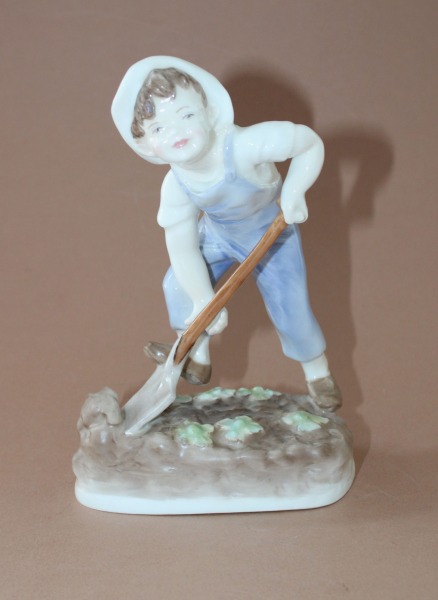 Zēns dārzā, Anglija, porcelāns, h 16.5 cm