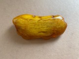 Dzintara broša, garums 8,5 cm, 38,85 gr
