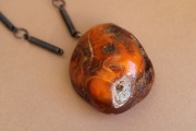 Kaklarota ar dzintaru, dzintara svars ap 43.47 g.