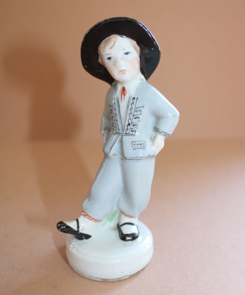 RPR - Dejotājs, 1960., porcelāns, h 11.5 cm Modeļa autors - L. Novožeņeca