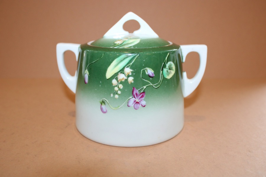Sugar bowl, porcelain, Gardner, 1912.