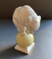 Lācis uz dzeltenas bumbas, porcelāns, 11 cm, RPR