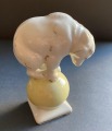 Lācis uz dzeltenas bumbas, porcelāns, 11 cm, RPR
