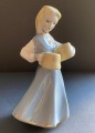 Meitene ar alus krūzēm, porcelāns, RFF, augstums 15 cm