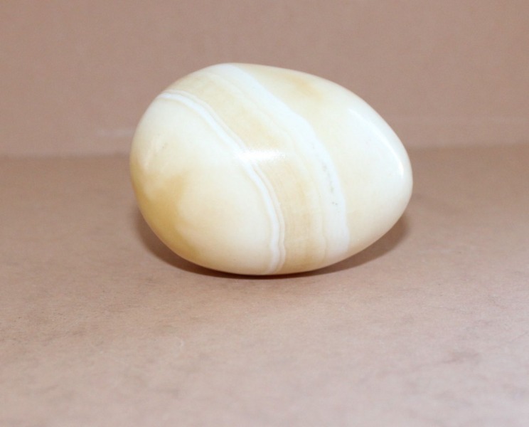 Egg, onyx, 6x4.5x4.5 cm
