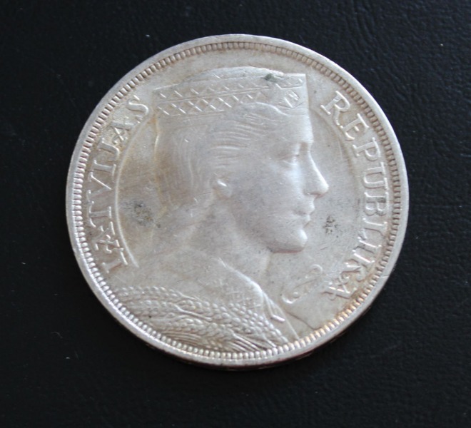 Серебряная монета 5 латов