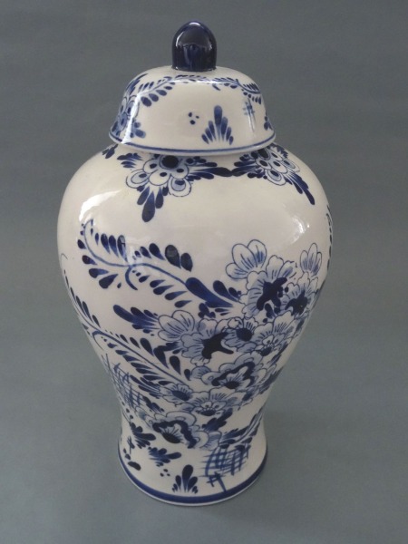 Delphi - Porcelain dish with lid, hand-painted h 22 cm