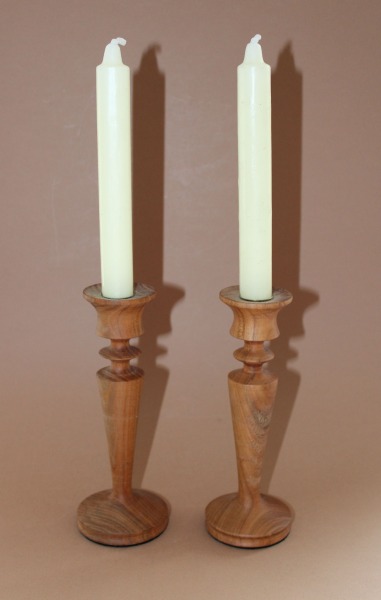 Деревянные подсвечники со свечами высотой 19 см