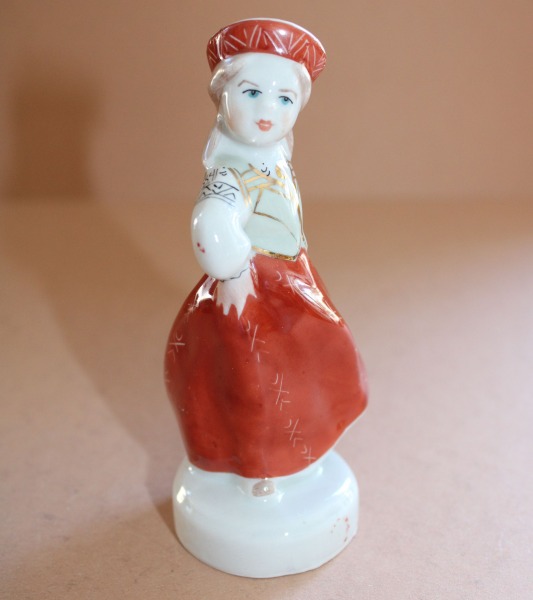 RPR - Dejotāja, 1960., porcelāns, h 11.5 cm Modeļa autors - L. Novožeņeca