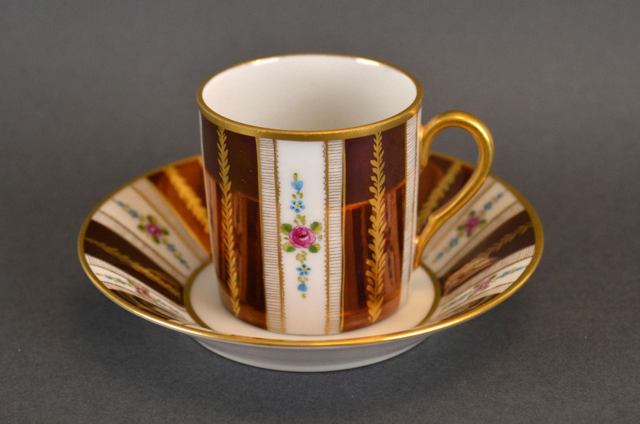 Tasīte ar apakštasi. MHB zīmogs. Porcelāns