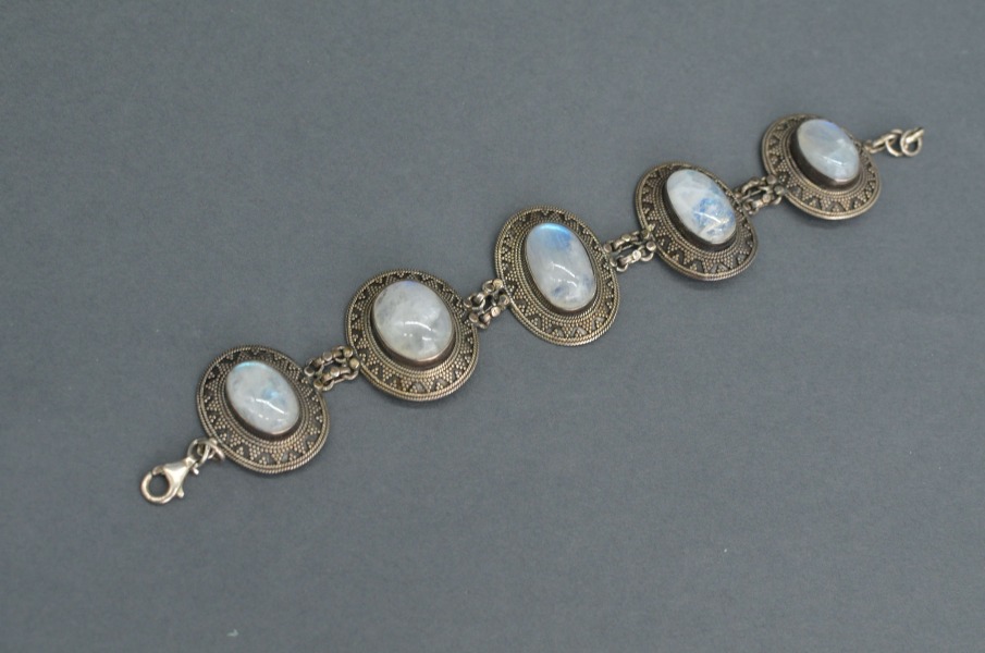Silver bracelet with moonstone