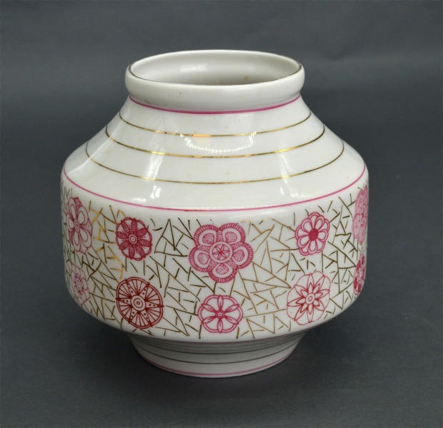 Porcelāna vāze ar ziedu motīvu