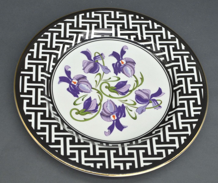 Фарфоровая тарелка Ирис с декором Беатриче Карклини. 29 см