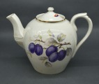 Фарфоровый чайник со сливами. 27х20 см. С дефектом.