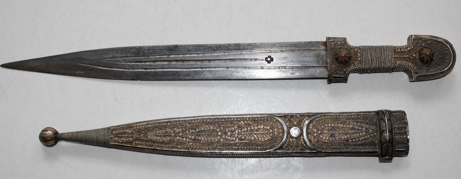 Старинный серебренный кавказский кинжал, украшенный филигранью