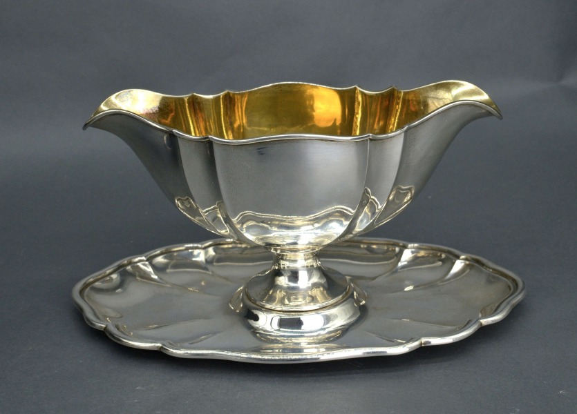 Серебряное сервировочное блюдо с позолотой