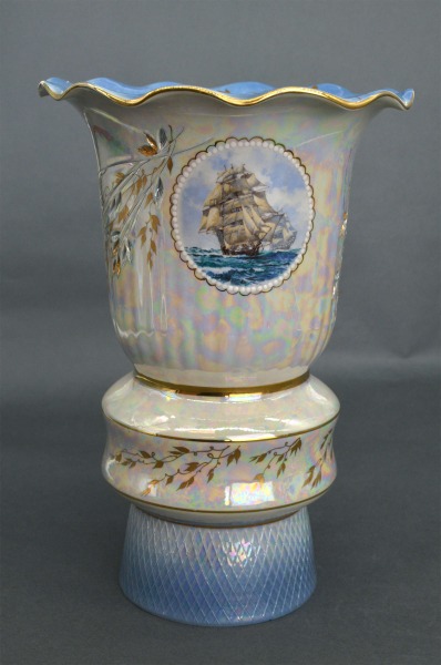 Ваза «150 лет Анапе». Ручная работа. Фарфор, позолота, роспись. Высота 31 см.