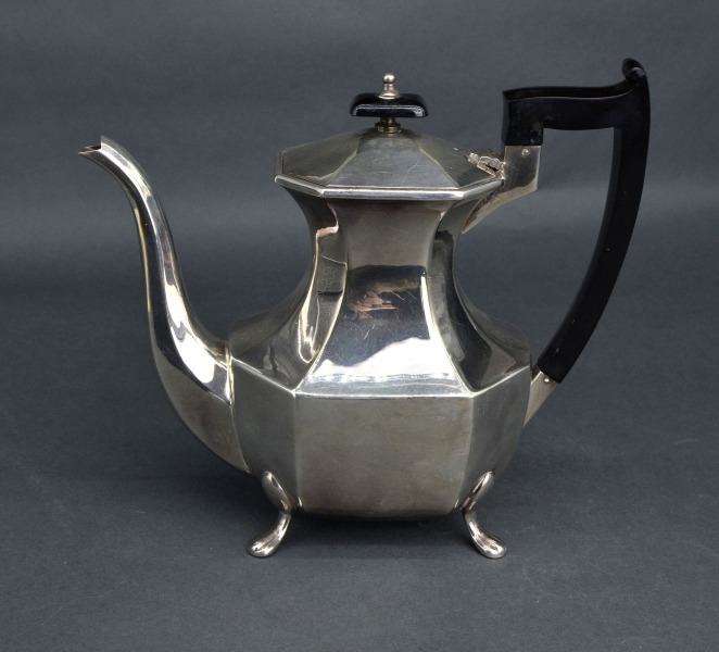 Silver-plated teapot. England. Height 21 cm