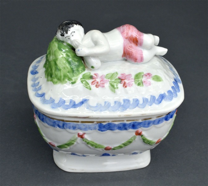 Kuznetsov casket with lid. Russian Empire. 12x12x10 cm