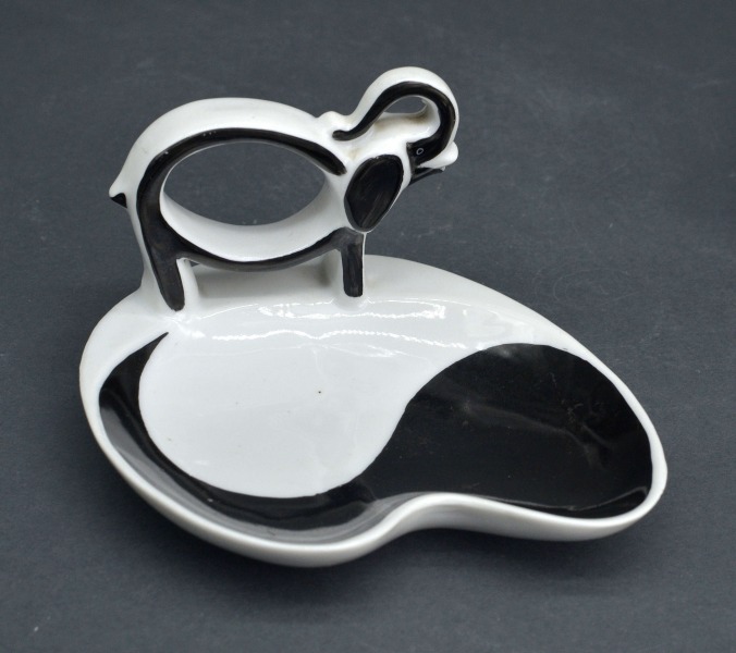 Ashtray with art deco elephant. Tosca. 12x8 cm