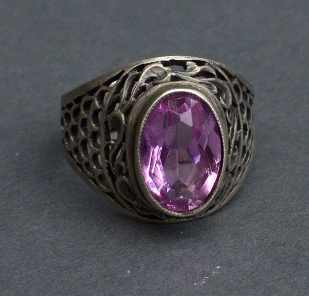 Серебряное кольцо с розовым камнем