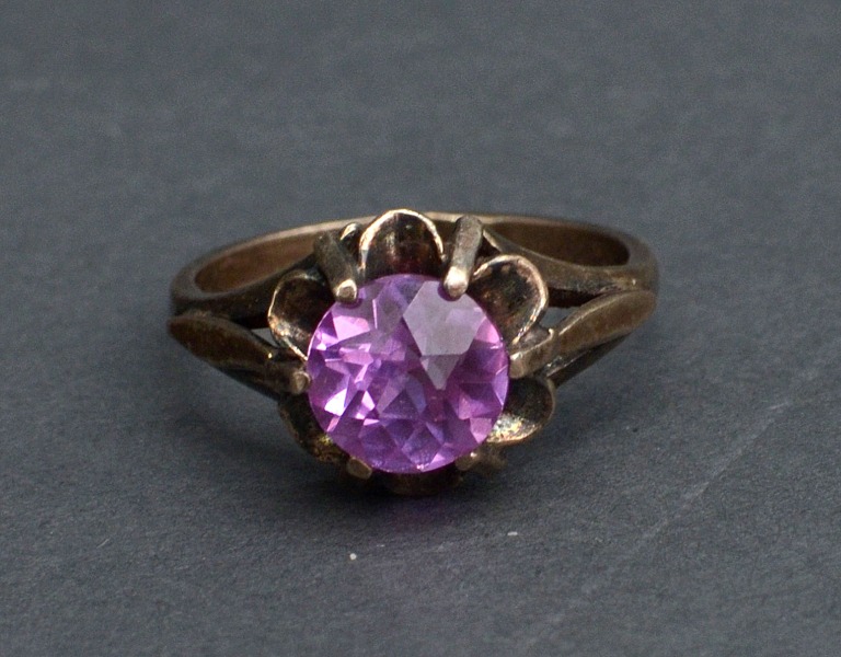 Серебряное кольцо с розовым камнем