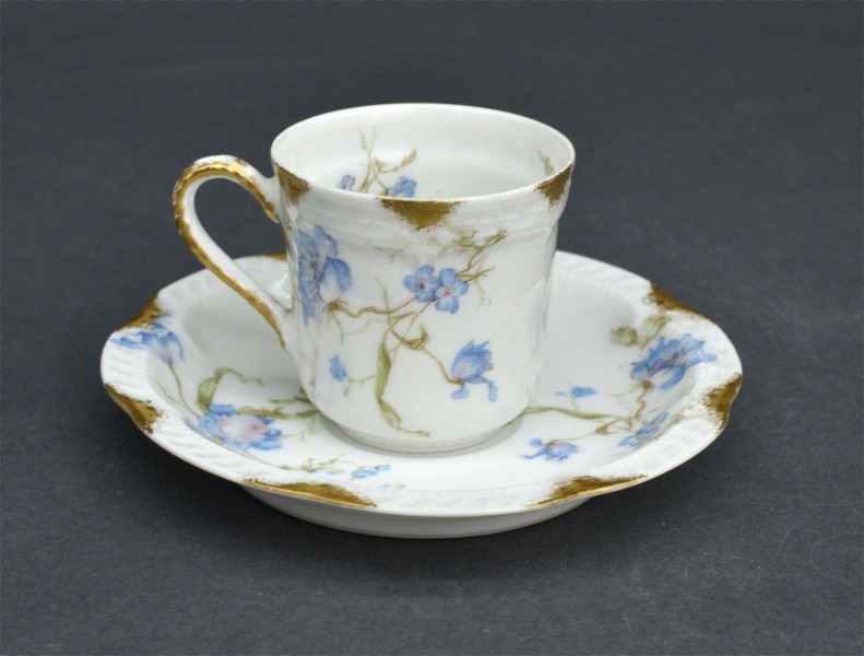 Cup with saucer. France. 5.5x12 cm