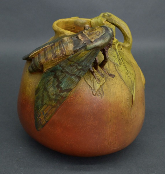 Majolica with cricket and apples.