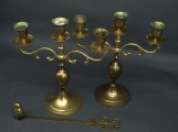 Bronzas svečturu pāris un sveču slāpētājs. Augstums 25 cm.