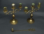 Bronzas svečturu pāris un sveču slāpētājs. Augstums 25 cm.