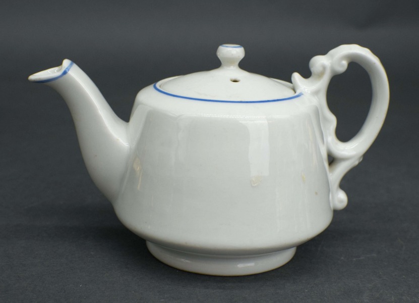 Kuzņecova porcelāna tējkanna. Latvija.