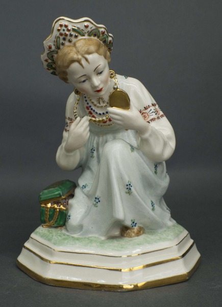 Porcelāna figūra "Malahīta lādīte". 1967.  Duļevo. Augstums 21 cm