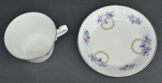 Tasīte ar apakštasīti ar vijolītēm. Eiropa. 8,5 un 14,5 cm