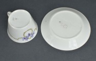 Tasīte ar apakštasīti ar vijolītēm. Eiropa. 8,5 un 14,5 cm