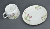 Tasīte ar apakštasīti. Rosenthal. Dekols ar mežrozītēm. 12 un 7 cm 