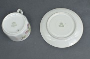 Tasīte ar apakštasīti. Rosenthal. Dekols ar mežrozītēm. 12 un 7 cm 