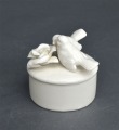 Dārglietu porcelāna trauciņš ar putniņiem. 7x7 cm