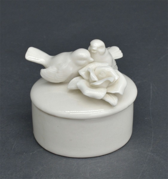 Dārglietu porcelāna trauciņš ar putniņiem. 7x7 cm