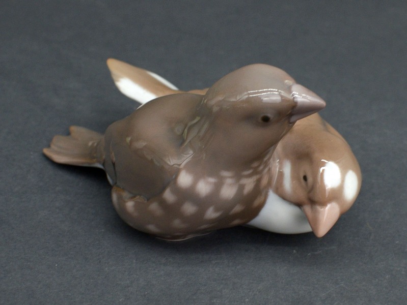 Divi porcelāna zvirbuļi pelēks Bing and Grundhal. Dānija.  6x11,5cm