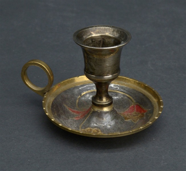 Metāla svečturis ar bronzu un rokturi. 6 cm