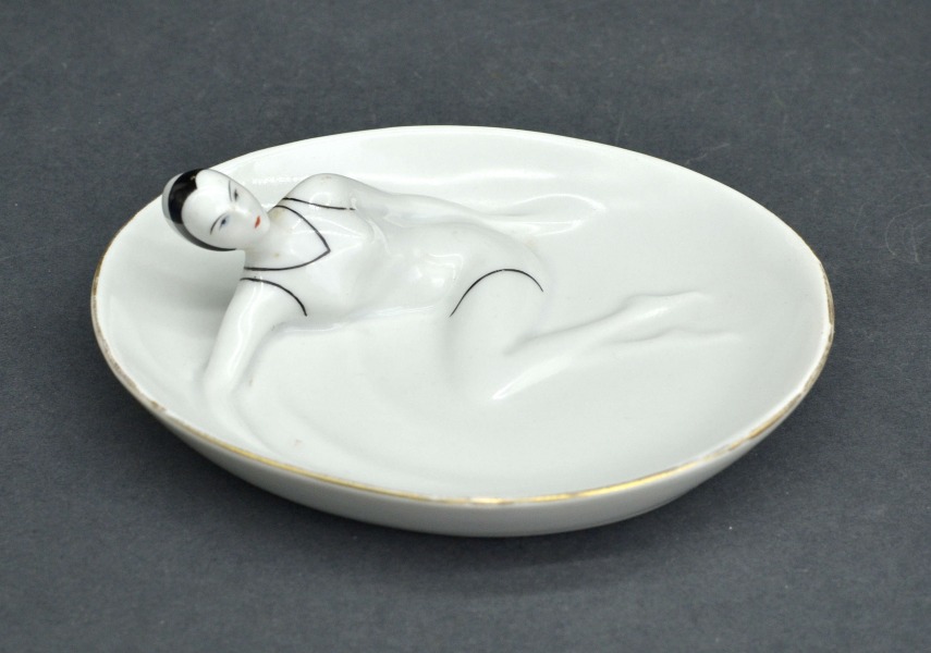 Porcelāna dārglietu trauks ar peldētāju. Kuzņecovs, Latvija. 11,5x9,5 cm