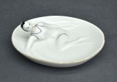 Porcelāna dārglietu trauks ar peldētāju. Kuzņecovs, Latvija. 11,5x9,5 cm