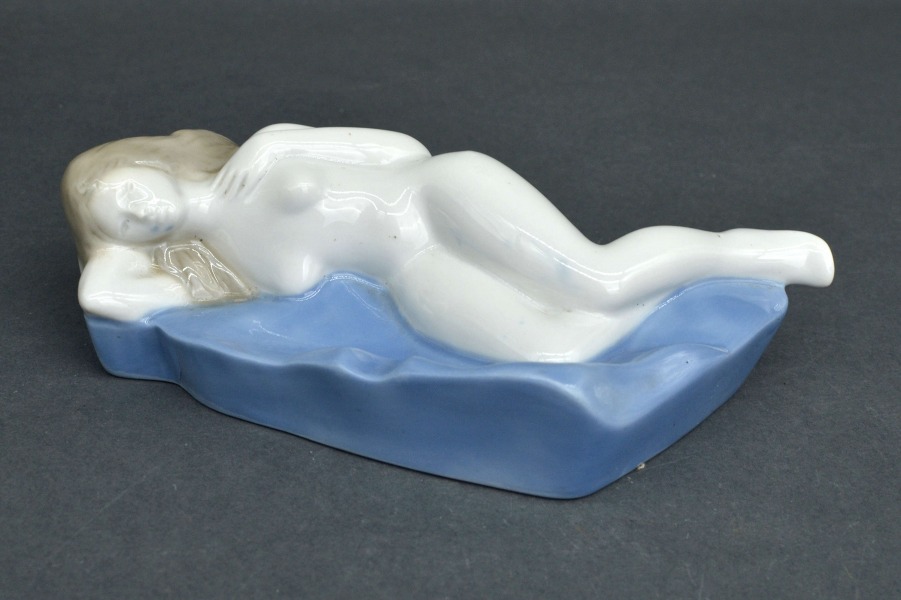 Porcelāna pelnutrauks ar plikni. Dānija. 18x8 cm.