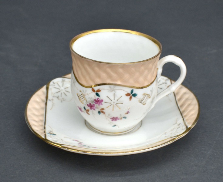 Porcelāna tasīte ar apakštasīti bez zīmoga. Eiropa. 5,5 cm, apakštasītei 11,5 cm