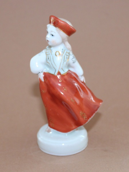 RPR - Dejotāja, 1960., porcelāns, h 11.5 cm Modeļa autors - L. Novožeņeca
