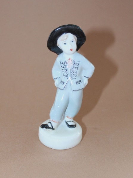 RPR - Dejotājs, 1960., porcelāns, h 11.5 cm Modeļa autors - L. Novožeņeca