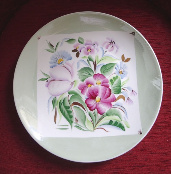 Decorative plate with flowers